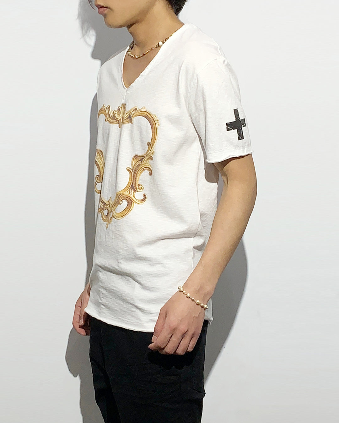 Bennu / Printed Vneck Tee - Arabesque Frame - WHITE