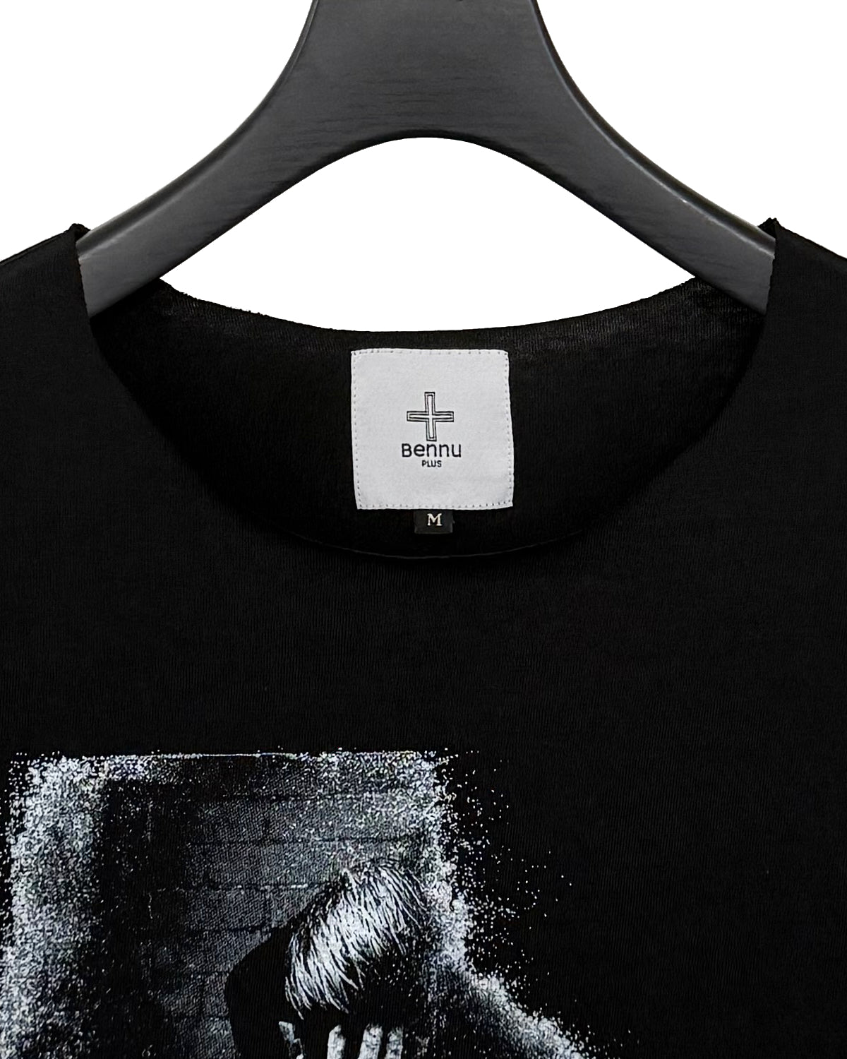 Bennu PLUS / Printed Cut-Off Round neck Tee - BONDS IS FINE - BLACK