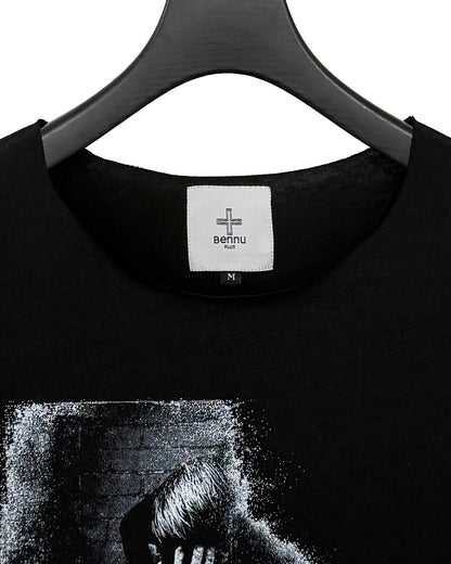 Bennu PLUS / Printed Cut-Off Round neck Tee - BONDS IS FINE - BLACK