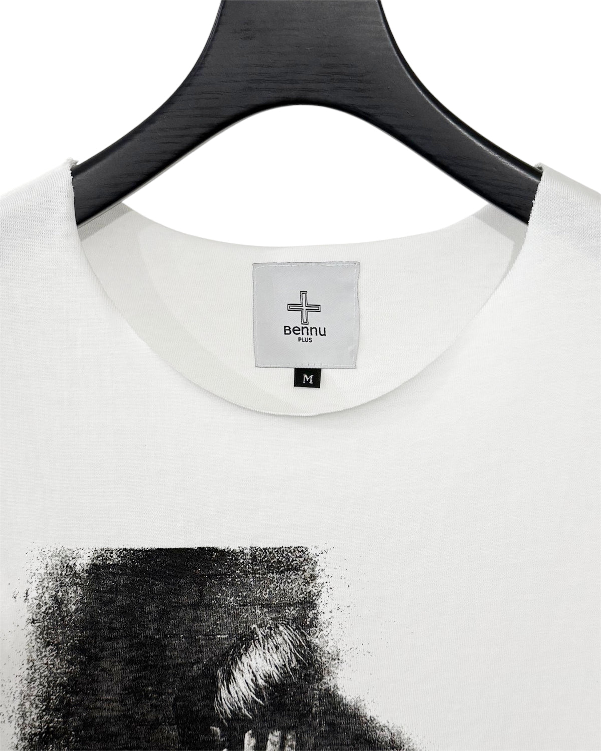 Bennu PLUS / Printed Cut-Off Round neck Tee - BONDS IS FINE - WHITE
