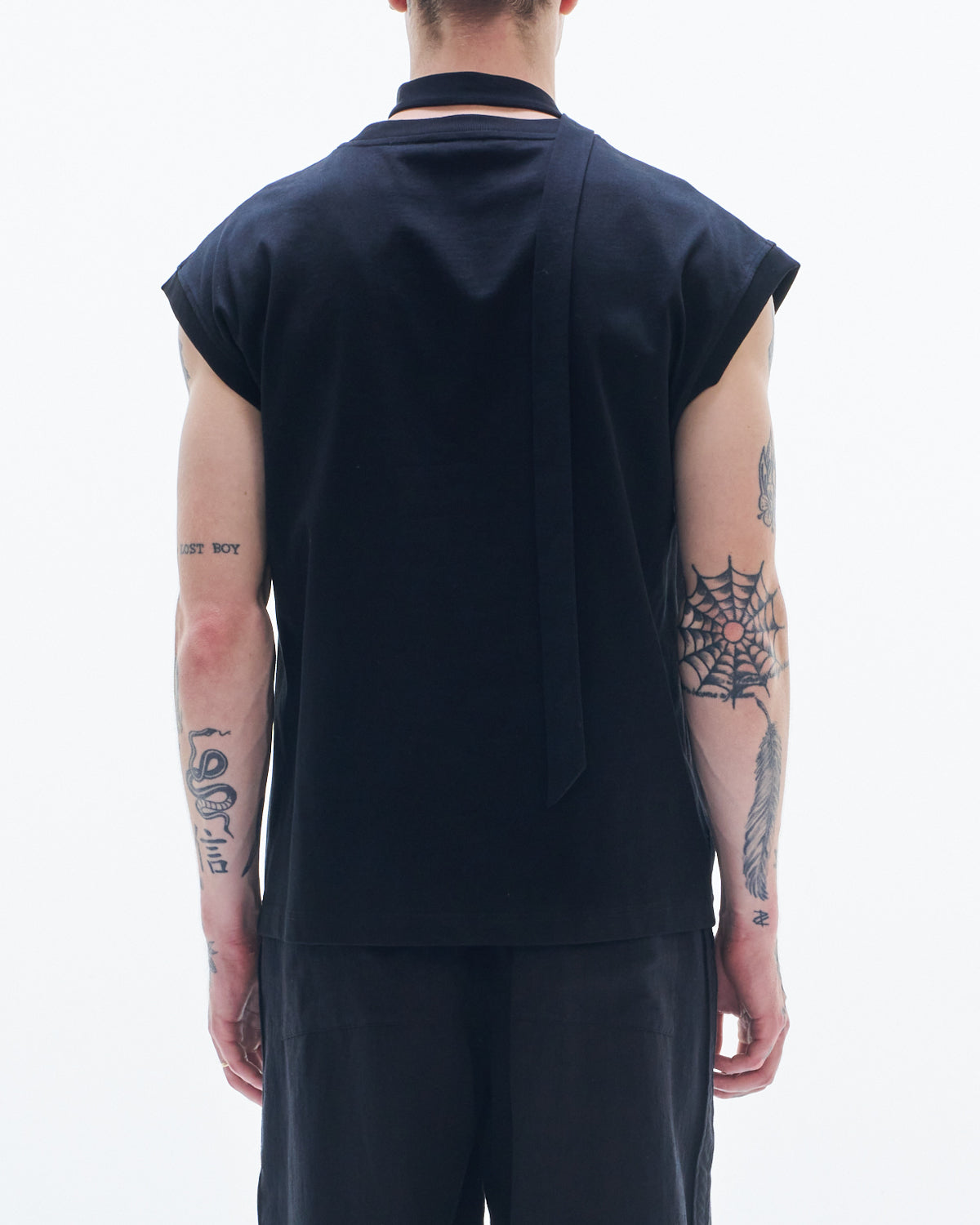 HARRISON WONG / Sleeveless Tee With Slit & Scarf - Black