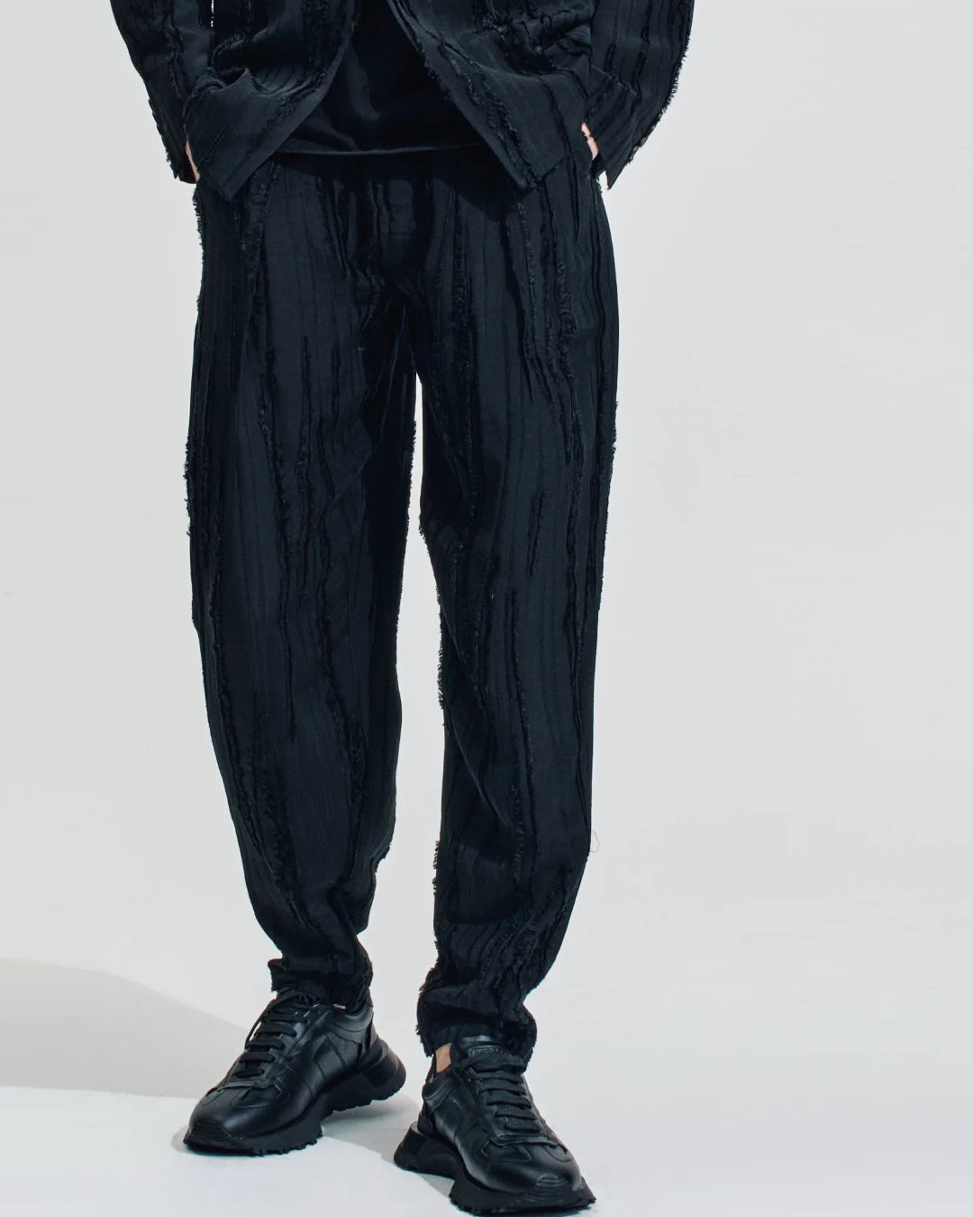 HARRISON WONG / Ripped Texture Carrot Fit Pants - Black