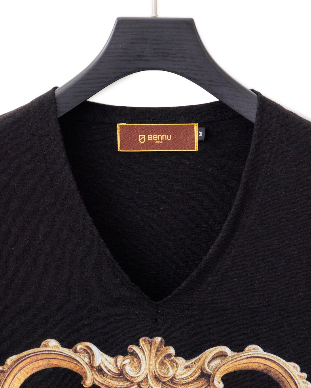 Bennu / Printed Vneck Tee - Arabesque Frame - BLACK