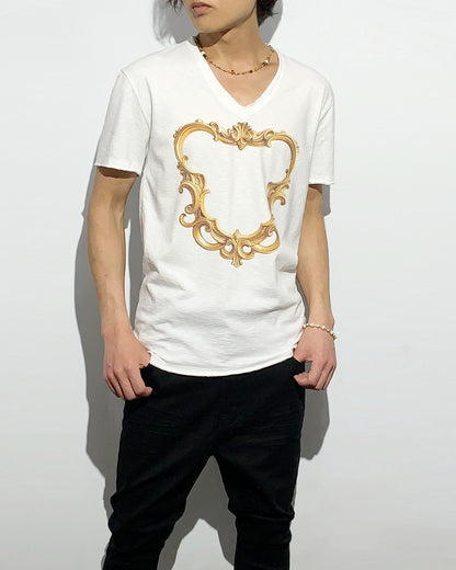 Bennu / Printed Vneck Tee - Arabesque Frame - WHITE