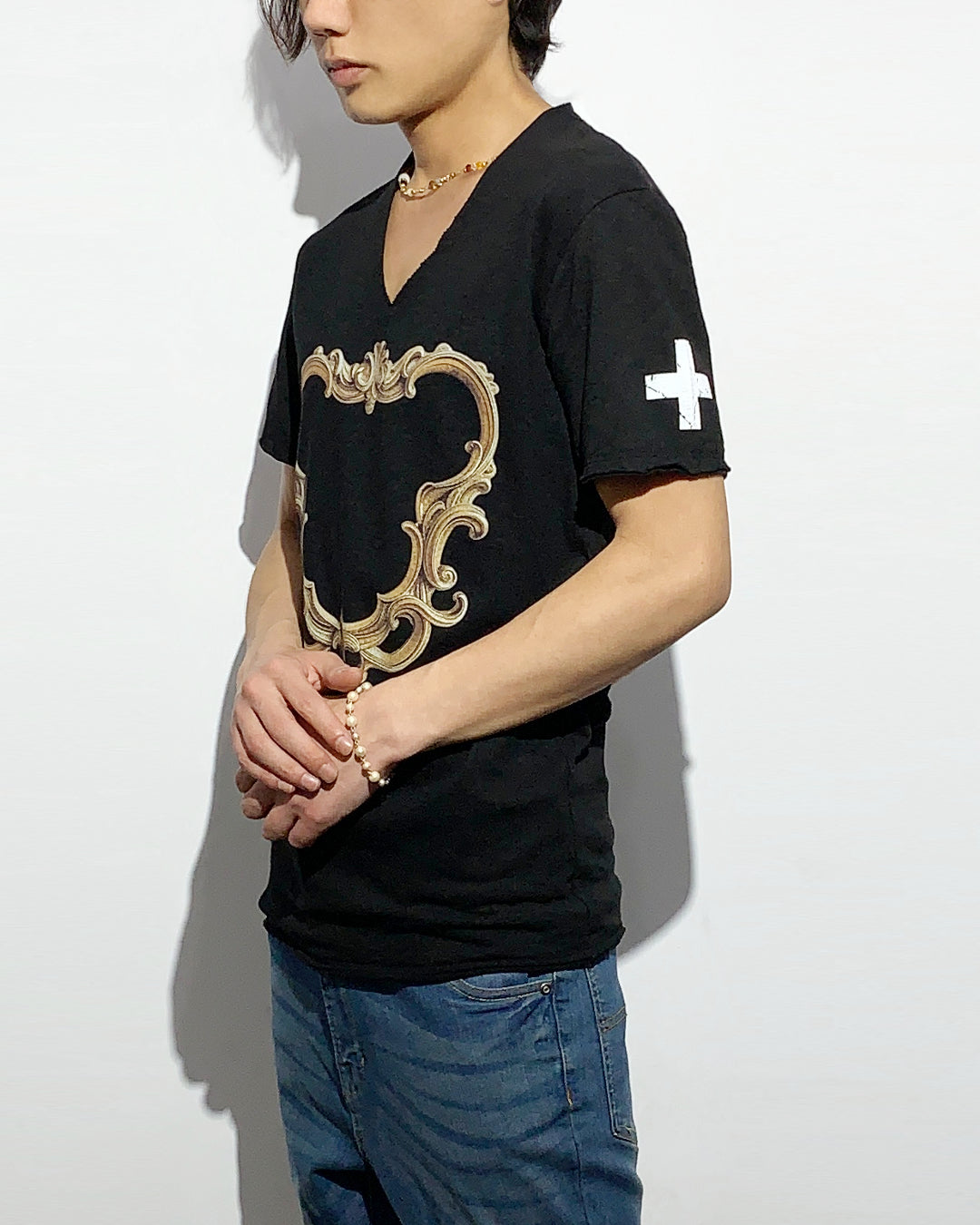 Bennu / Printed Vneck Tee - Arabesque Frame - BLACK